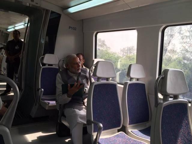 दिल्ली मेट्रो में सफर करके कार्यक्रम में द्वारका पहुंचे पीएम मोदी PM narendra modi delhi metro ride