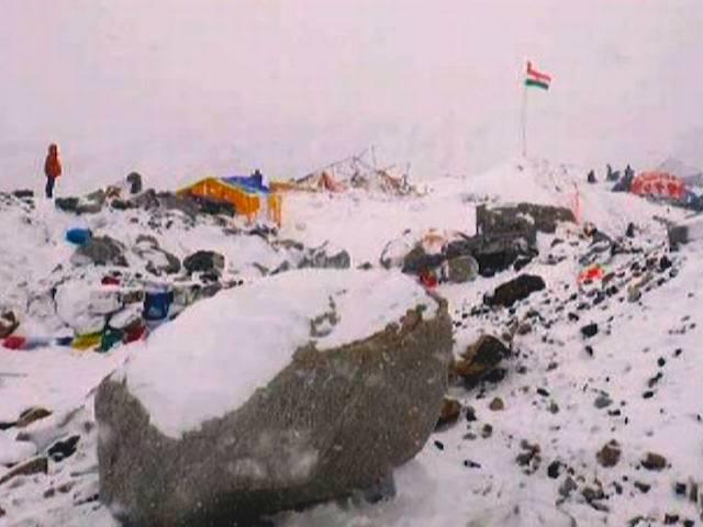 एवेरेस्ट बेसकैंप से 18 शव निकाले गए, माउंट एवरेस्ट में बड़े एवलांच की खबर Earthquake