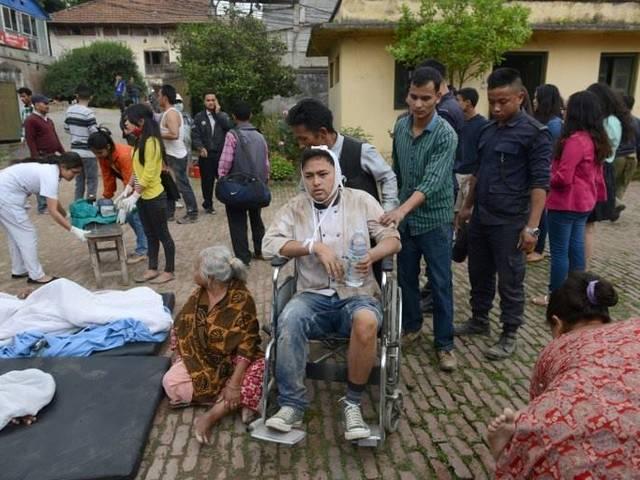 7.9 तीव्रता के भूकंप से दहला नेपाल, 876 लोगों की मौत 876 people dead as massive quake ravages Nepal, rocks India