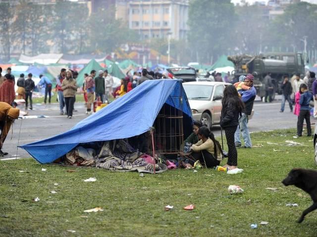 काठमांडू में हजारों लोगों के सिर से छिन गई छत, खुले में बारिश औऱ ठंड से परेशान हैं लोग nepal_earthquake