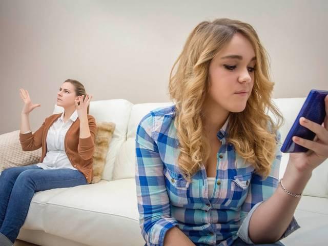 बच्चों के लिए स्मार्टफोन अच्छा नहीं मानते पैरेंट्स CHILD_SMARTPHONE