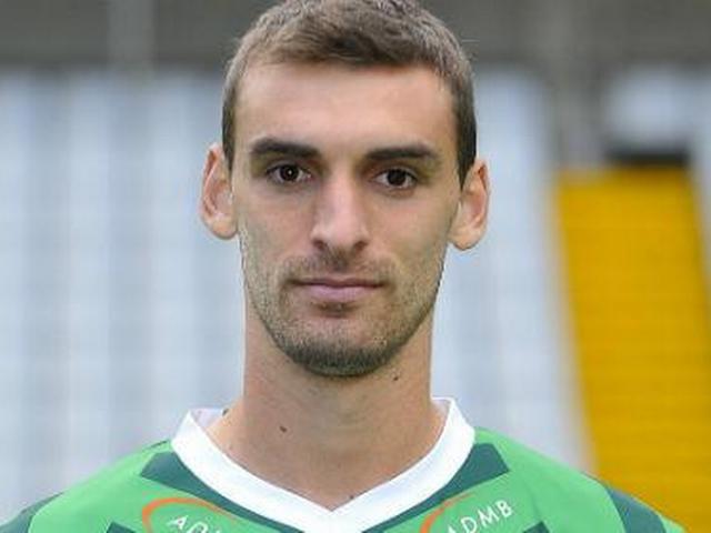 मैदान पर पड़ा दिल का दौरा, खिलाड़ी की हालत गंभीर Belgian footballer critical after on-field heart attack