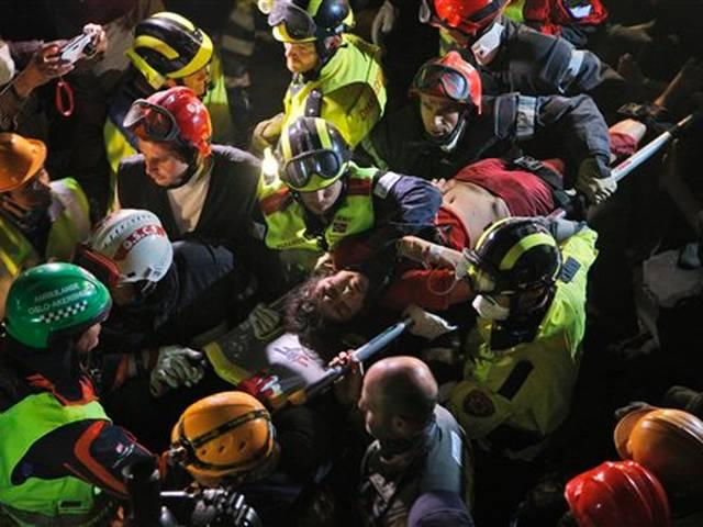नेपाल भूकंप: पांच दिन बाद मलबे से जिंदा निकले दो लोग Woman rescued from damaged hotel five days after Nepal earthquake