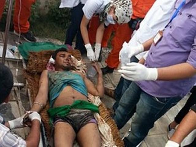 नेपाल में भूकंप के 98 घंटे बाद भारतीय टीम ने एक व्यक्ति को जिंदा निकाला