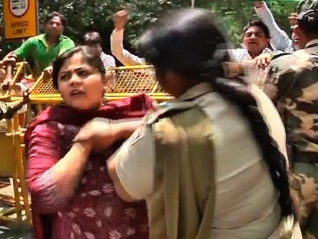 बादल के बस में छेड़खानी कांड का विरोध prakash singh badal