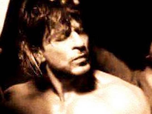 Revealed: सामने आया 'रईस' में शाहरुख का पहला लुक HOT picture of Shah Rukh Khan from Raees