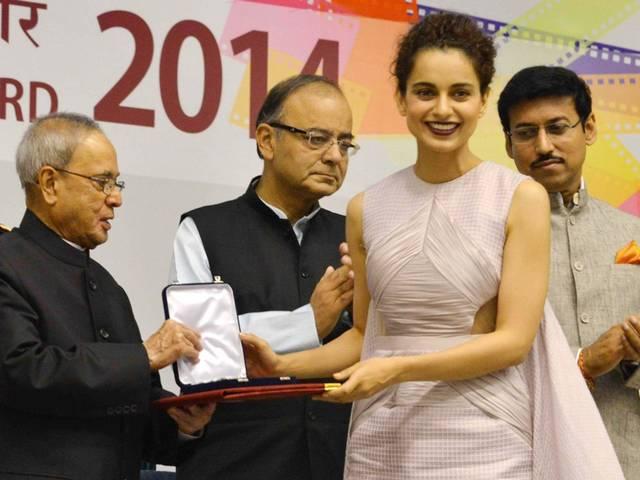 NATIONAL AWARD: चलन को तोड़ते हुए कंगना ने गाउन पहन कर की शिरकत Kangana_