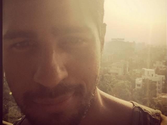 मोर्निंग सेल्फी में आराम फरमाते दिखे सिद्धार्थ selfie_siddhartha
