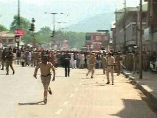 श्रीनगर में मुफ्ती सरकार के खिलाफ प्रदर्शन करने जा रहे कांग्रेस कार्यकर्ताओं पर पथराव srinagar_mufti_government