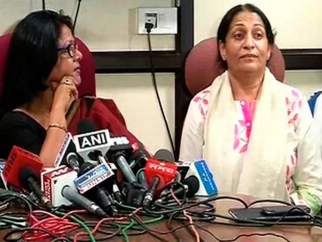 विश्वास पर बंटा महिला आयोग, केजरीवाल बोले- परिवार को बख्श दो arvind kejriwal comment on kumar vishwas issue