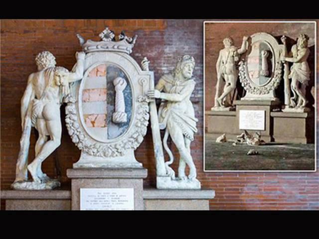 सेल्फी के चक्कर में पर्यटकों ने तोड़ी हरक्यूलिस की मशहूर मूर्ति Tourists’ selfie attempt breaks historic Hercules statue in Italy