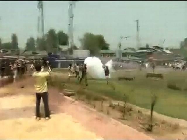 जम्मू-कश्मीर: अस्थाई सरकारी कर्मचारियों पर लाठी चार्ज jammu kashmir