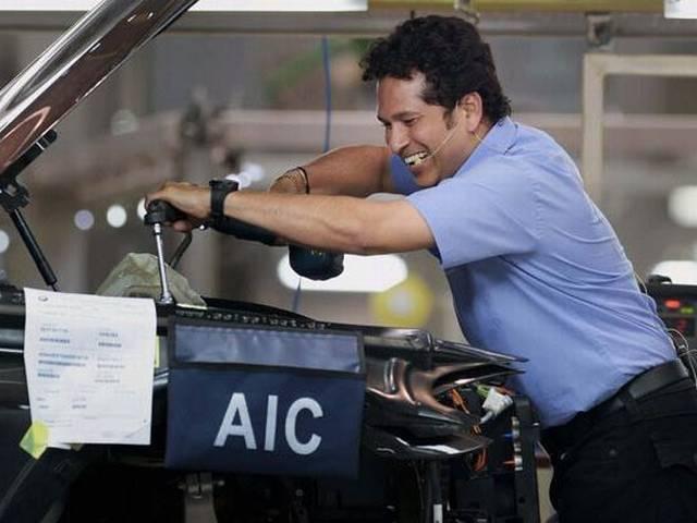 ...जब BMW के मेकैनिक बने सचिन तेंदुलकर Cricket legend Sachin Tendulkar during his visit to a BMW factory in Chennai.