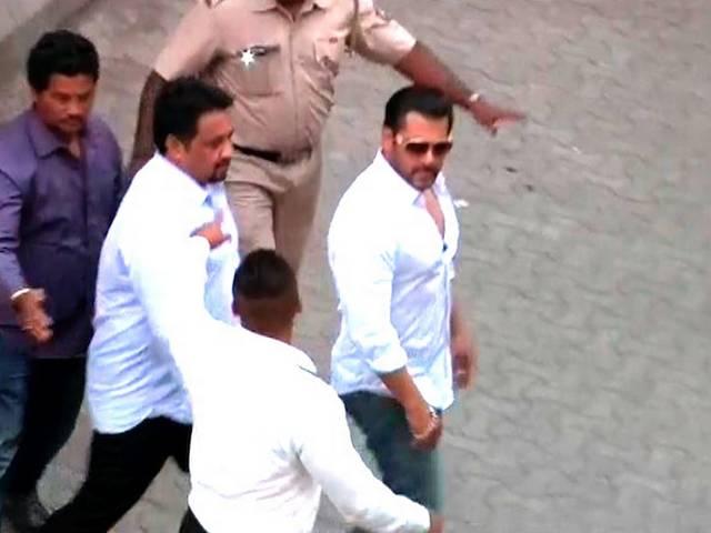 सलमान खान दिनभर: पढ़ें- हाईकोर्ट से बेल मिलने से लेकर घर पहुंचने तक की पूरी कहानी abp_live