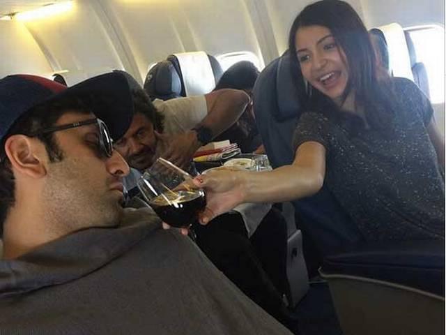 प्रमोशन से थके रणबीर ने ली झपकी, अनुष्का शर्मा ने ऐसे किया मज़ाक! Anushka Sharma makes ‘exhausted’ Ranbir Kapoor smell the ‘Pepsi’