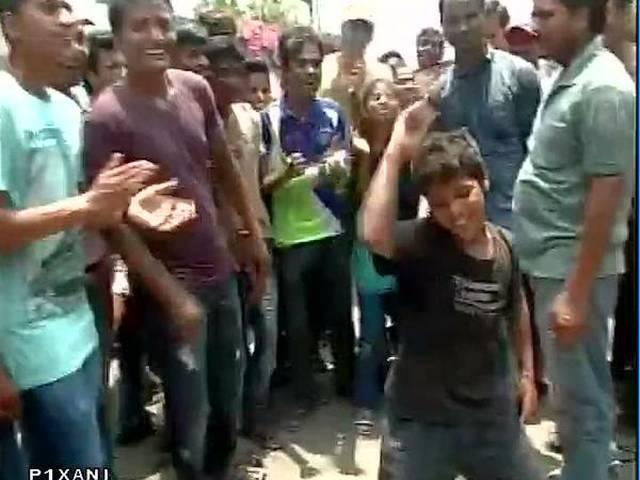 बेल मिलते ही फैंस ने मनाया जश्न Mumbai: Celebrations outside Salman Khan’s residence