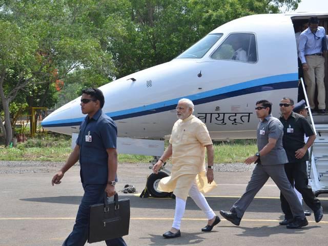 दंतेवाड़ा: नक्सलियों ने 500 गांव वालों को बनाया बंधक Dantewada: Just ahead of PM Narendra Modi’s rally in Chhattisgarh, Maoists take 500 villagers hostage in Munda