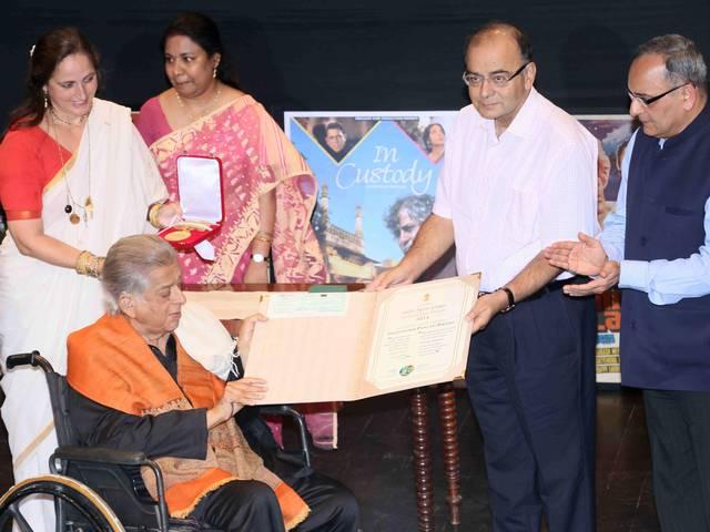 बीते जमाने के स्टार शशि कपूर को अरुण जेटली ने दादा साहब फाल्के पुरस्कार से नवाज़ा arun_jaitely_shashi_kapoor_dada_sahab