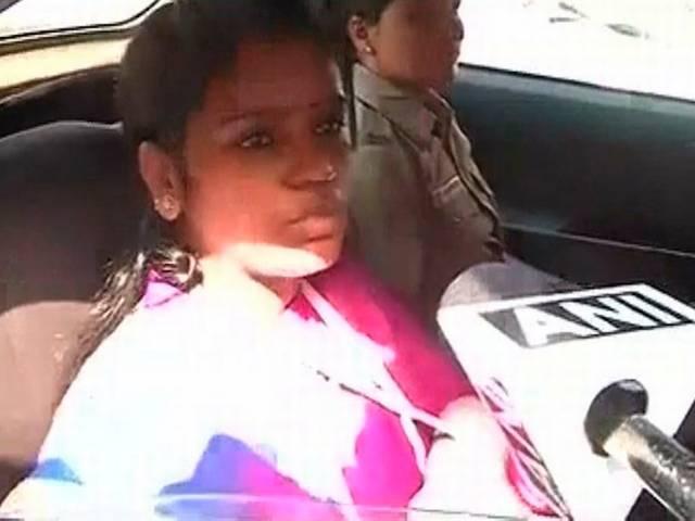 दिल्ली पुलिस ने पत्थर से महिला को मारा, कांस्टेबल की करतूत कैमरे में कैद Delhi police attack woman with bricks