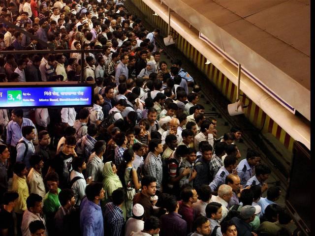 दिल्ली: बसें नदारद रहने से मेट्रो में यात्रियों की संख्या में भारी वृद्धि With Buses Off The Road, Delhi Metro Records Huge Spike in Ridership