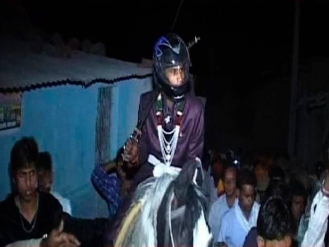 जब शादी में घोड़ी पर सेहरे की जगह दूल्हे ने पहना हेलमेट marriage_groom_