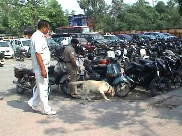 इलाहाबाद रेलवे स्टेशन पर देशी बम धमाका, कुत्ते की मौत allahabad_station_bomb_blast