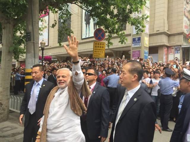 ABP LIVE: वाइल्ड गूज पैगोडा में मोदी ने शी जिनपिंग से मुलाकात की abp_live