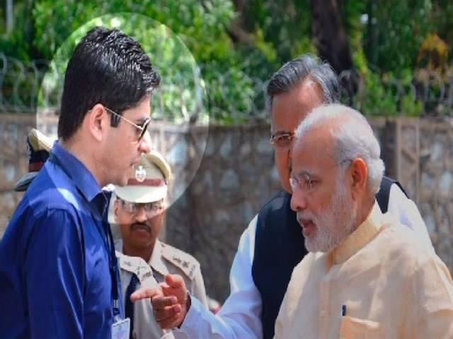 रायपुर में चश्मा लगाकर पीएम मोदी से हाथ मिलाने वाले जगदलपुर के कलेक्टर पर गिरी गाज abp_live