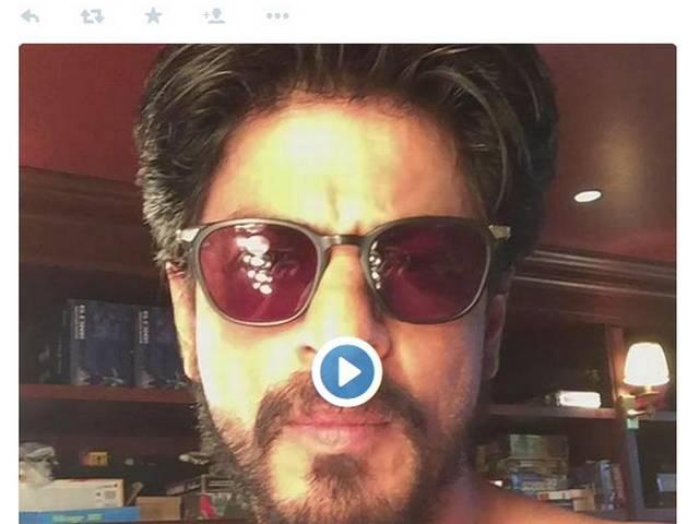 शर्ट उतारकर किंग खान ने फैंस को कहा थैंक्स shahrukh khan