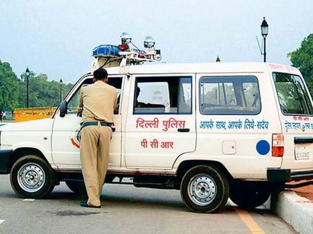 महिला ने पुलिस की गाड़ी में दिया बच्ची को जन्म DELHI POLICE