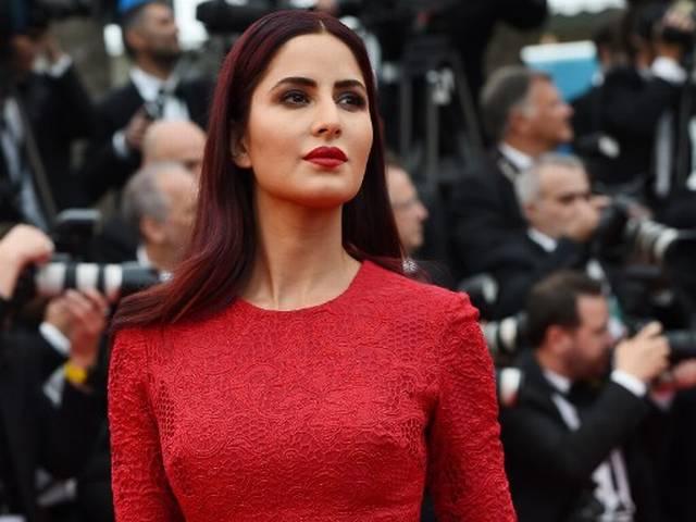 कान फिल्मोत्सव के दूसरे दिन कैटरीना ने पहना एली साब का गाउन Cannes Film Festival 2015: Katrina Kaif Looks Red Hot in Elie Saab on 2nd Day