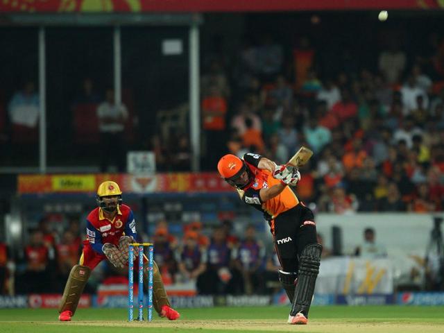 IPL: कोहली और गेल के धमाके से बैंगलोर ने हैदराबाद को 6 विकेट से हराया Royal Challengers Bangalore_Sunrisers Hyderabad_IPL_Virat Kohli_David Warner_