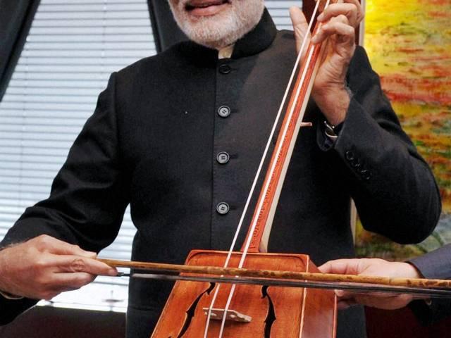 पहले संगीतकार फिर तीरंदाज बने पीएम मोदी Ulaanbaatar_Prime Minister_Narendra Modi_Mongolia