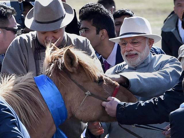 मंगोलिया के पीएम ने मोदी को गिफ्ट में दिया 'कंटक' Ulaanbaatar_Prime Minister_Narendra Modi_Mongolia