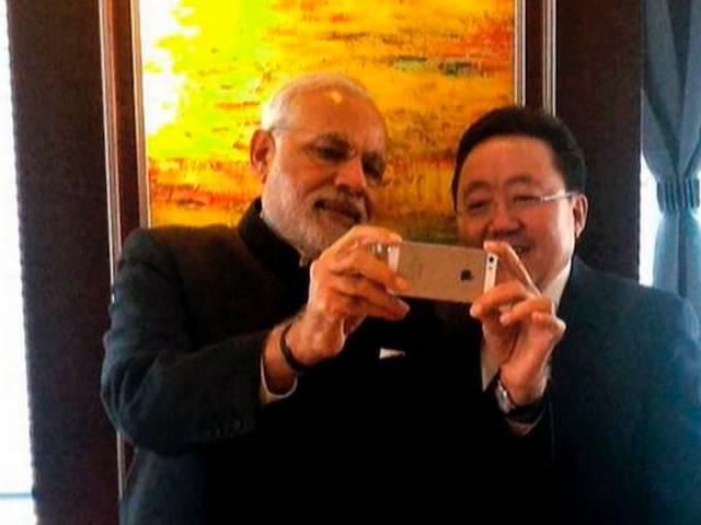 मोदी के सेल्फी के जरिए दो कंपनियों में कंप्टीशन? pm modi got gift samsung galaxy 6