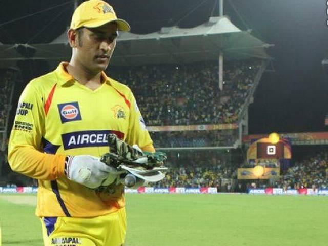 अंपायर के फैसले पर सवाल उठाने पर कप्तान धोनी पर लगा जुर्माना Chennai Super KIngs_MS Dhoni_fined_Umpire_Dwayne smith_