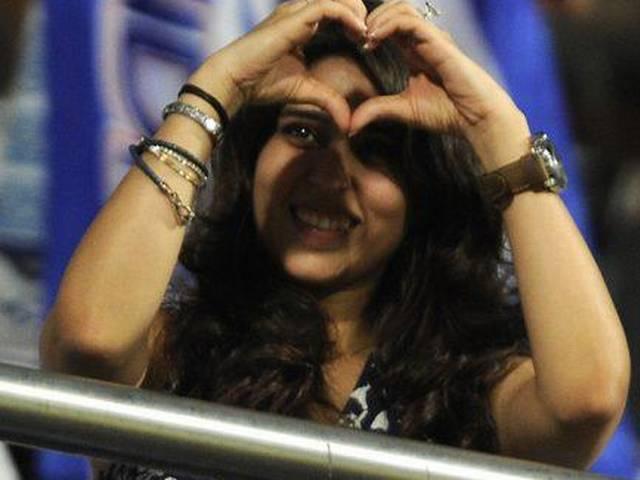 जीत की खुशी में रोहित को लव सिंबल दिखाती रितिका Rohit Sharma_Mumbai Indians_Ritika Sajdeh_