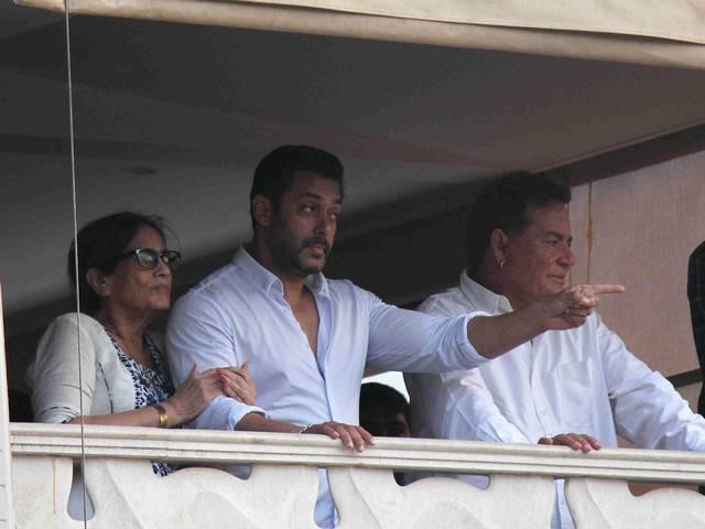 अवॉर्ड शो के लिए दुबई जाना चाहते हैं सलमान, हाई कोर्ट से मांगी इजाजत Salman wants to go to Dubai, seeks HC’s permission