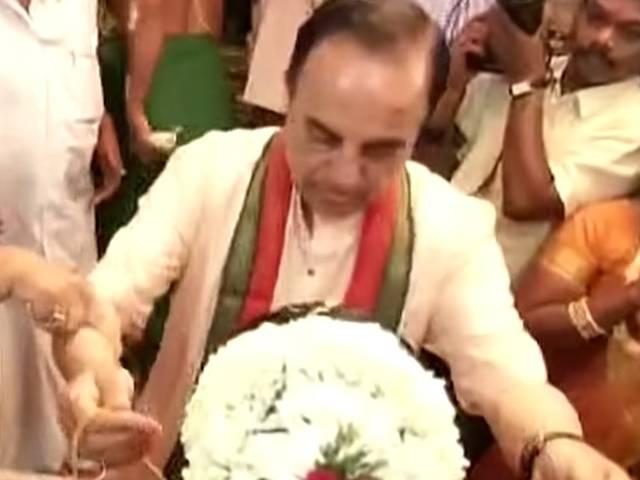 शादी में मेहमान बनकर गए सुब्रह्मण्यम स्वामी दुल्हन को पहनाने लगे मंगलसूत्र! Subramanian Swamy almost just got married again