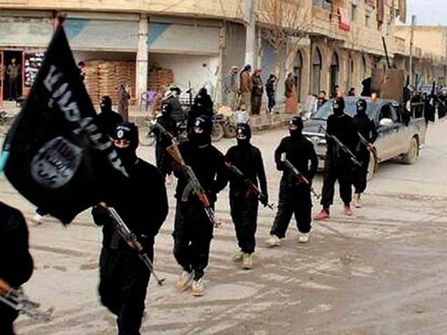 आईएस ने देशद्रोह के आरोप में 3 लोगों के सर कलम किए isis beheads