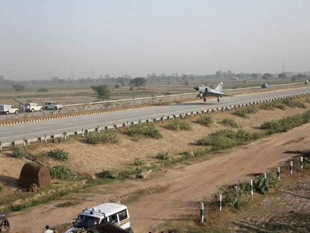 SHOCKING: एक्सप्रेसवे पर विमान की लैंडिंग miraj_emergency_landing
