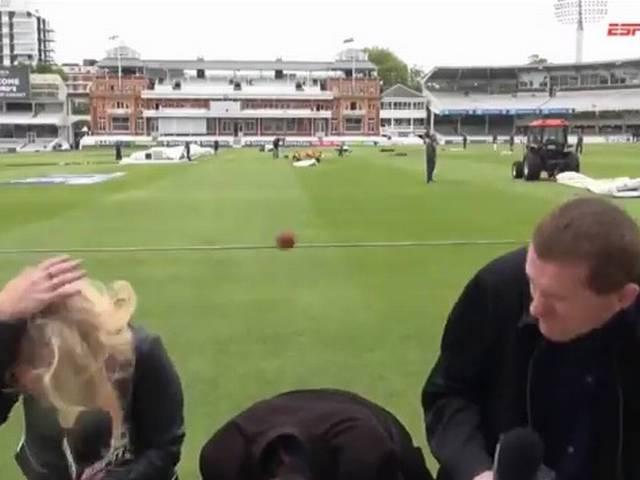 साउदी के शॉट पर महिला रिपोर्टर हई घायल! Tim Southee hits reporter