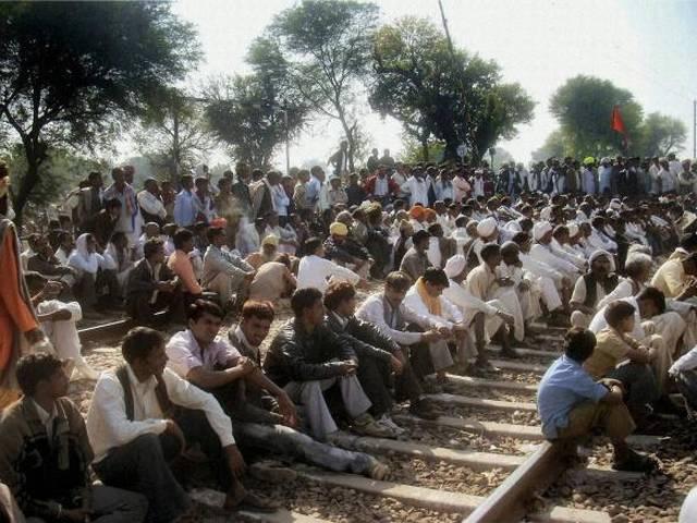 आरक्षण की मांग को लेकर फिर गुर्जरों का आंदोलन, रेलवे ट्रैक पर कब्जा gurjar movement-on-the-railway-track-for-reservation