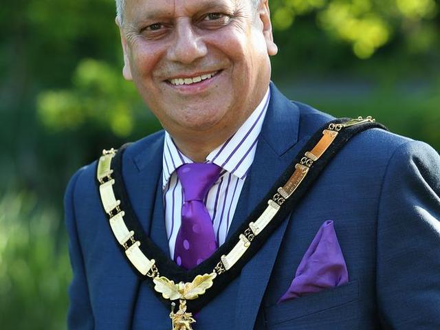 ब्रिटेन के पहले सिख महापौर बने परविंदर Councillor Parvinder Batth chosen as first Sikh Mayor of Wokingham Borough Council