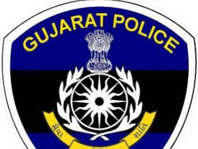 खाकी को शर्मसार कर शराब के नशे में धुत पुलिसवाले ने लगाए ठुमके police