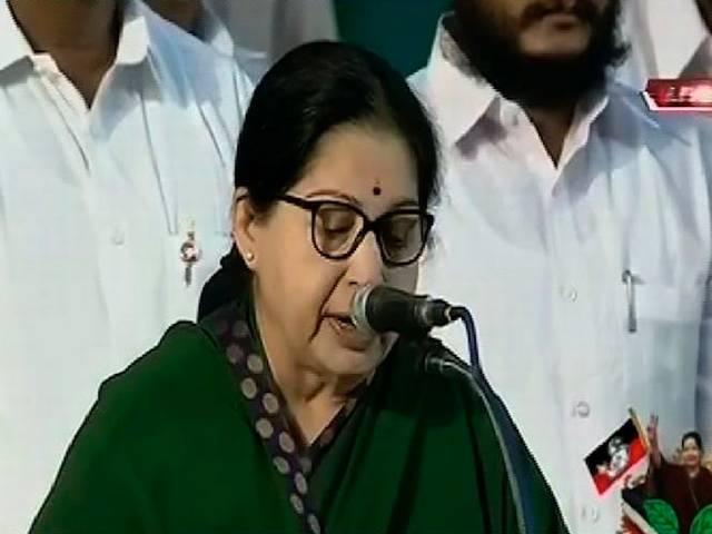 पांचवीं बार तमिलनाडु की मुख्यमंत्री बनीं जयललिता Chennai: AIADMK chief J Jayalalithaa pays tribute to Annadurai in Chennai