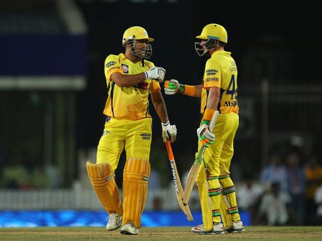 IPL: धोनी के अनुभव के आगे विराट हुए पस्त, CSK छठी बार फाइनल में IPL_Chennai Super Kings_MS Dhoni_Mike Hussey_Royal Challengers Bangalore_Virat Kohli_