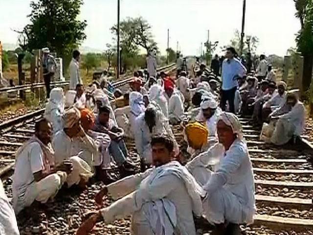 आज सुलझ सकता है दो दिन से जारी गुर्जरों का गतिरोध, कर्नल बैसला-सरकार से बातचीत को राजी Gujjar stir_Bainsla_stand