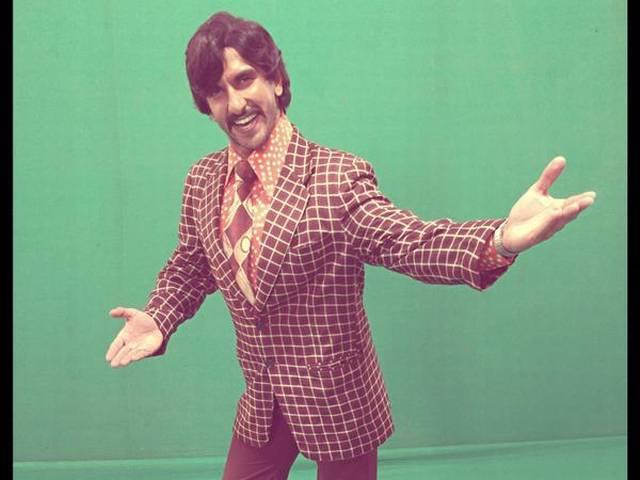 कान तक लंबे बाल और बेलबॉटम पैंट में नज़र आए रनवीर सिंह ranveer singh