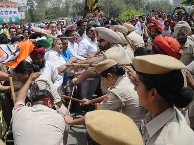 बादल सरकार के खिलाफ कांग्रेस का प्रदर्शन, पुलिस ने बरसाई लाठियां Congress worksrs protest ‘anti-people’ policies of Punjab Govt